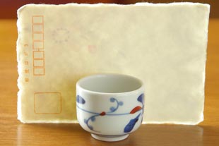 砥部焼・千山窯 上絵とんぼの盃をはがきと比較