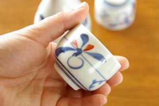 砥部焼・千山窯 上絵とんぼの盃を持ったところ