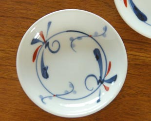 砥部焼・千山窯　上絵とんぼの小皿(3,5寸)を上から見て