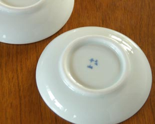 砥部焼・千山窯　上絵とんぼの小皿(3,5寸)の裏面