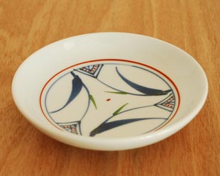 砥部焼・千山窯 上絵三方草の小皿(4寸)