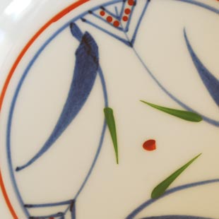 砥部焼・千山窯 上絵三方草の小皿(4寸)の絵付け