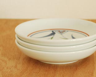 砥部焼・千山窯 上絵三方草の小皿(4寸)を重ねて