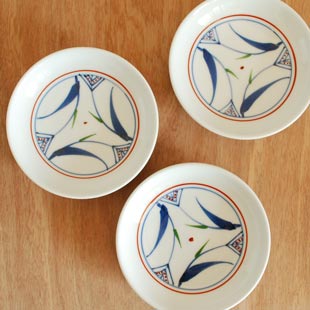 砥部焼・千山窯 上絵三方草の小皿(4寸)を並べて