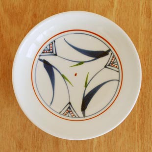 砥部焼・千山窯 上絵三方草の小皿(4寸)を上から見て