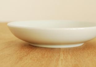 砥部焼・千山窯 上絵三方草の小皿(4寸)を横から見て