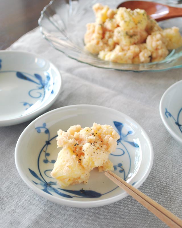 千山窯　染付とんぼの小皿(4寸)にポテトサラダを