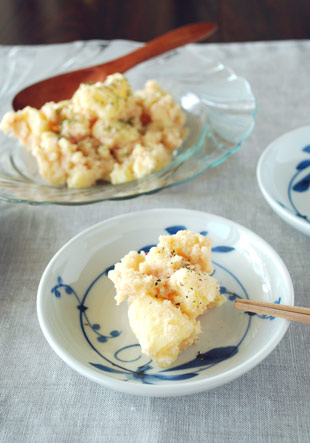 砥部焼 染付とんぼの小皿(4寸)にポテトサラダを