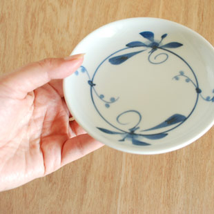 砥部焼・千山窯 染付とんぼの小皿(4寸)を手に持って