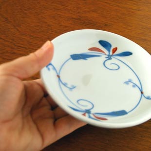 砥部焼・千山窯 上絵とんぼの小皿(4寸)を手に持って