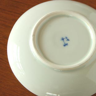砥部焼・千山窯 上絵とんぼの小皿(4寸)の裏面