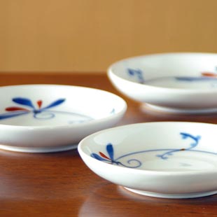 砥部焼・千山窯 上絵とんぼの小皿(4寸)を横から見て