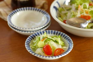 砥部焼・千山窯 ふちとくさの小皿をサラダの取り皿に