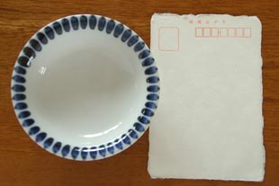 砥部焼・千山窯 ふちとくさの小皿をハガキと比較して