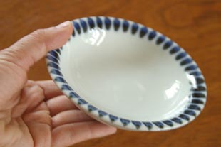 砥部焼・千山窯 ふちとくさの小皿を手に盛って
