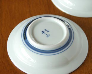 砥部焼・千山窯 ふちとくさの小皿の底面