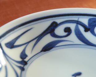 砥部焼・千山窯 からくさの玉ぶち皿(5,5寸)の絵付け