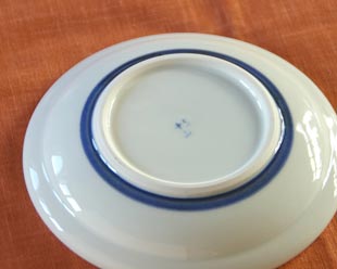 砥部焼・千山窯 からくさの玉ぶち皿(5,5寸)の裏面