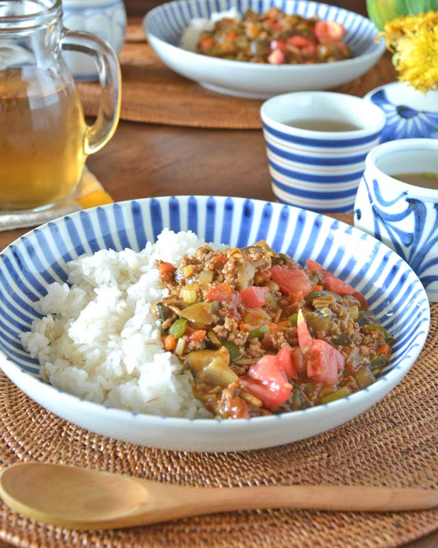 砥部焼・千山窯 ふちとくさの深皿(7.5寸)にドライカレーを