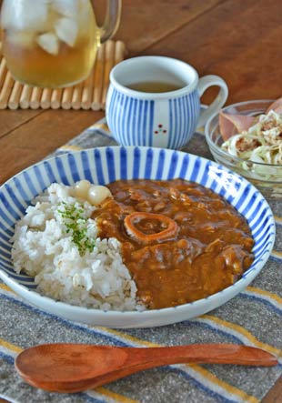 砥部焼・千山窯 ふちとくさの深皿(7.5寸)にカレーを