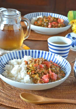 砥部焼・千山窯 ふちとくさの深皿(7.5寸)にドライカレーを