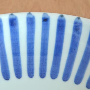 砥部焼・千山窯 ふちとくさの深皿(7.5寸)の絵付け