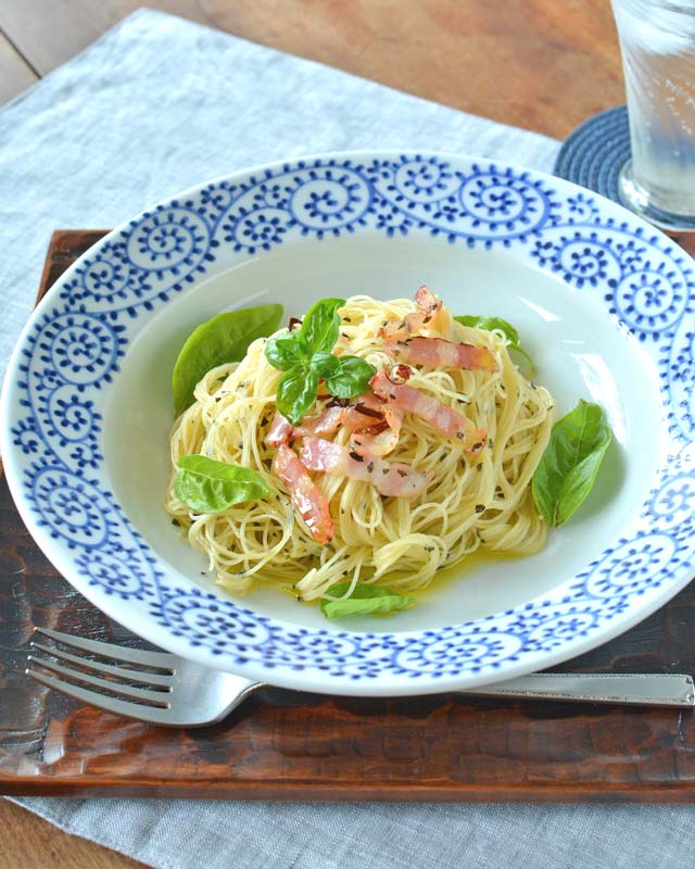 砥部焼 蛸唐草の縁付皿にパスタを
