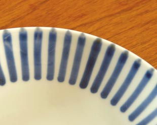 砥部焼・千山窯 ふちとくさの丸皿(6,5寸)の絵付け
