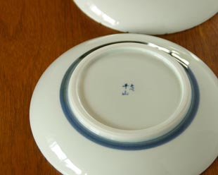 砥部焼・千山窯 ふちとくさの丸皿(6,5寸)の裏側