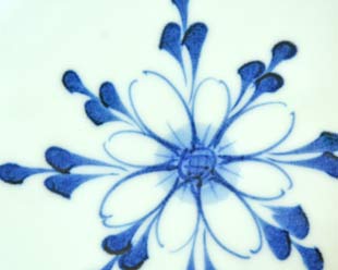 砥部焼・千山窯 中花の玉ぶち鉢皿(8寸)の絵付け