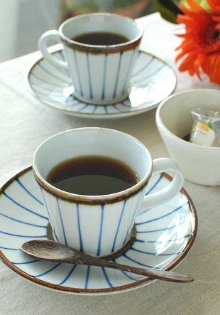 砥部焼・千山窯 縁紅のコーヒーカップにコーヒーを