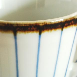 砥部焼・千山窯 縁紅のコーヒーカップのカップの絵付け