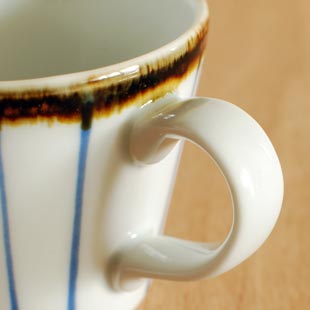 砥部焼・千山窯 縁紅のコーヒーカップの持ち手