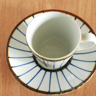 砥部焼・千山窯 縁紅のコーヒーカップを上から見て