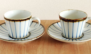砥部焼・千山窯 縁紅のコーヒーカップを並べて