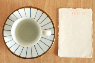 砥部焼・千山窯 縁紅のコーヒーカップをはがきと比較して