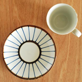 砥部焼・千山窯 縁紅のコーヒーカップを上から見て