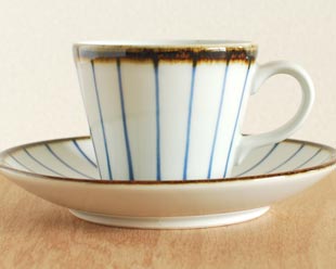 砥部焼・千山窯 縁紅のコーヒーカップを横から見て