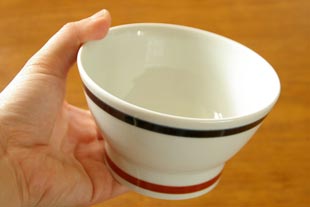 砥部焼・千山窯 ボーダー柄の茶碗を持ったところ