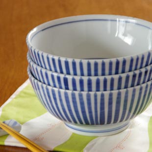 砥部焼・梅山窯 とくさ柄のうどん鉢を重ねて