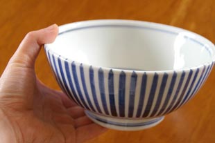 砥部焼・梅山窯 とくさ柄のうどん鉢を手に持って