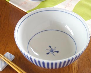 砥部焼・梅山窯 とくさ柄のうどん鉢を上から見て