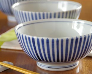 砥部焼・梅山窯 とくさ柄のうどん鉢を横から見て