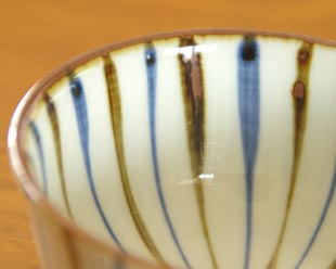 砥部焼・千山窯 とくさ柄の汁碗の絵付け