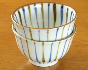 砥部焼・千山窯のとくさ柄の汁碗を重ねて