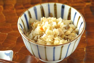 砥部焼・千山窯のとくさ柄の汁碗にかしわご飯を