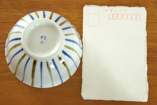 砥部焼・千山窯 とくさ柄の汁碗をはがきと比べて