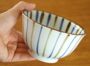 砥部焼・千山窯のとくさ柄の汁碗を手に持って