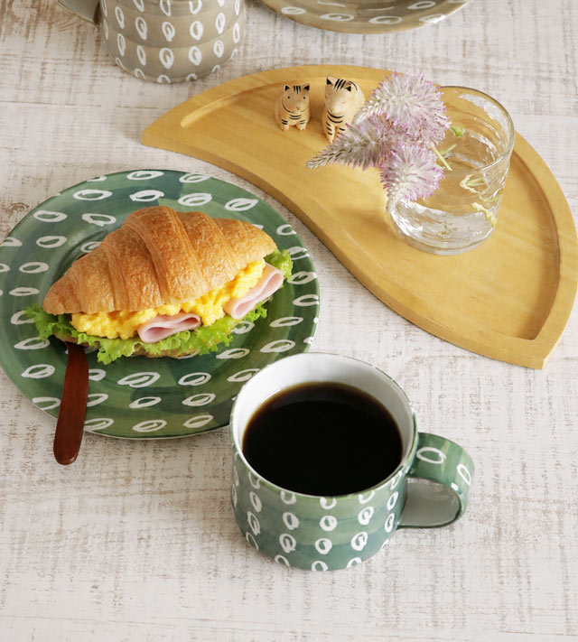 上から見たコーヒーの入ったマグカップとプレートの食卓