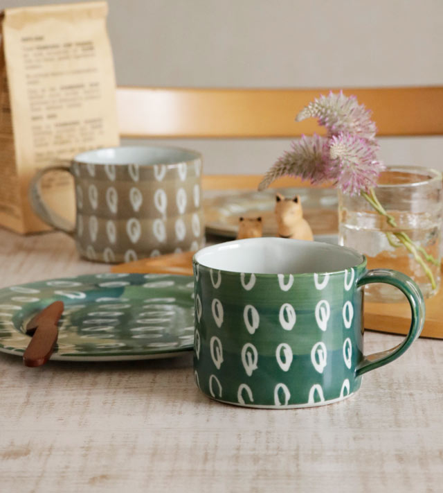 マグカップとプレートを組み合わせたおしゃれなコーディネート